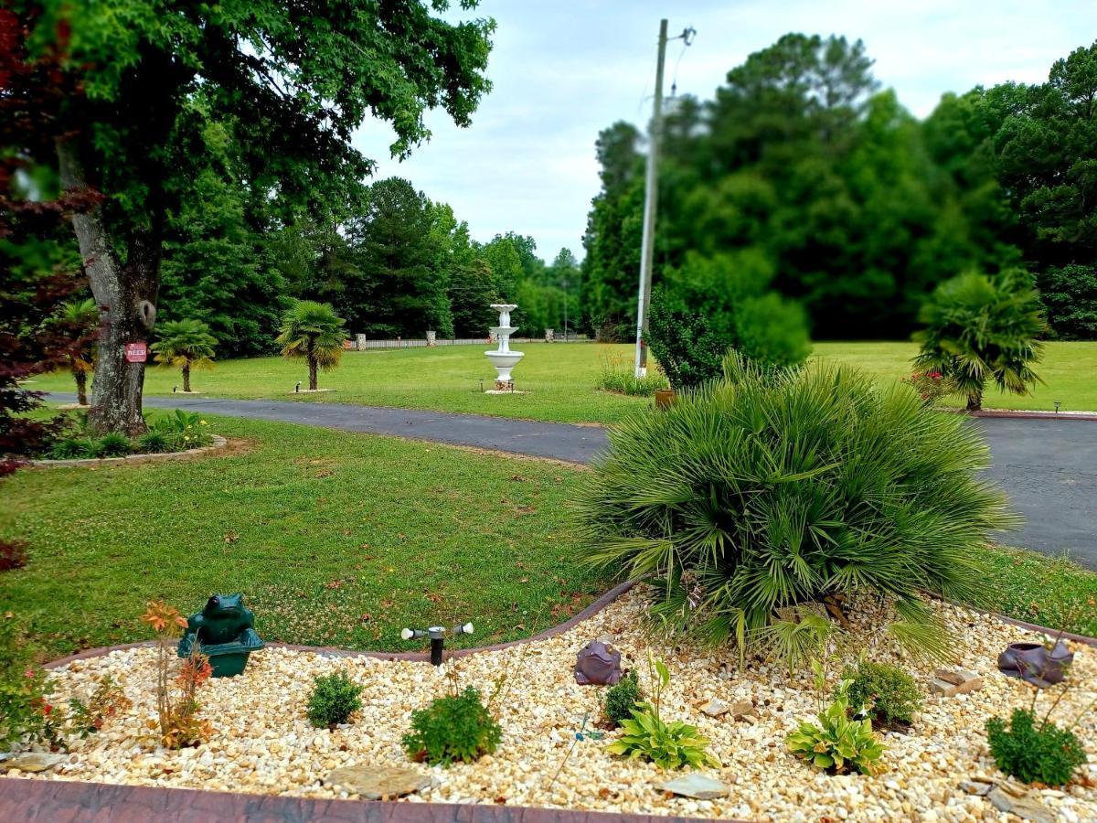 Cozy Mobay Bed & Breakfast Hampton Exterior photo